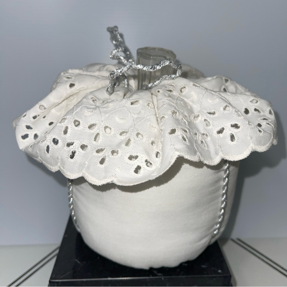 Vintage Style White Fabric Pumpkin Eyelet Lace Rhinestone Brooch Decor White - Picture 2 of 9